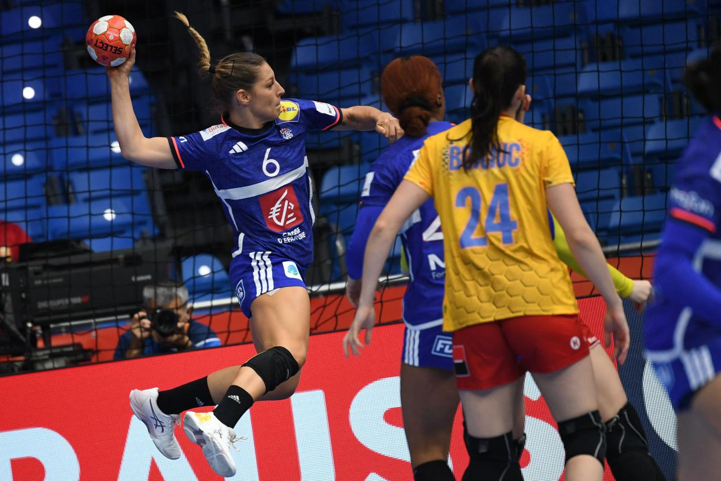 Euro féminin de handball : la France vient difficilement à bout d’une Roumanie accrocheuse