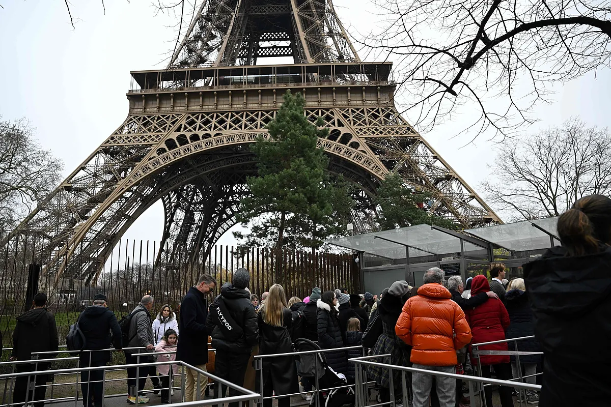 Evacuada temporalmente la torre Eiffel por un cortocircuito en los ascensores