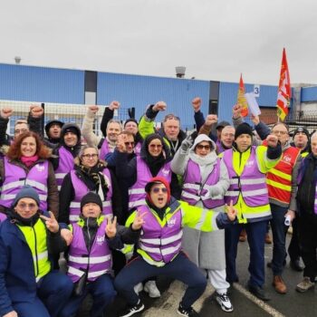 Fermetures d’usines : chez Stellantis, les ouvriers de Poissy et de Douvrin unis dans le combat