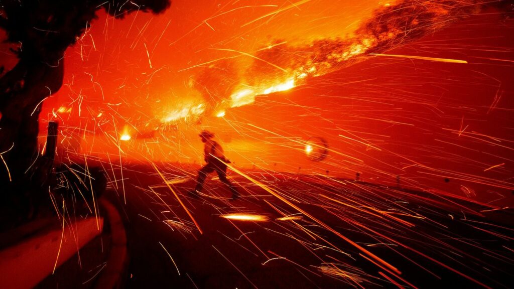 Die Flammen in Malibu haben sich bis an die Küste ausgeweitet. Foto: Ethan Swope/FR171736 AP/AP