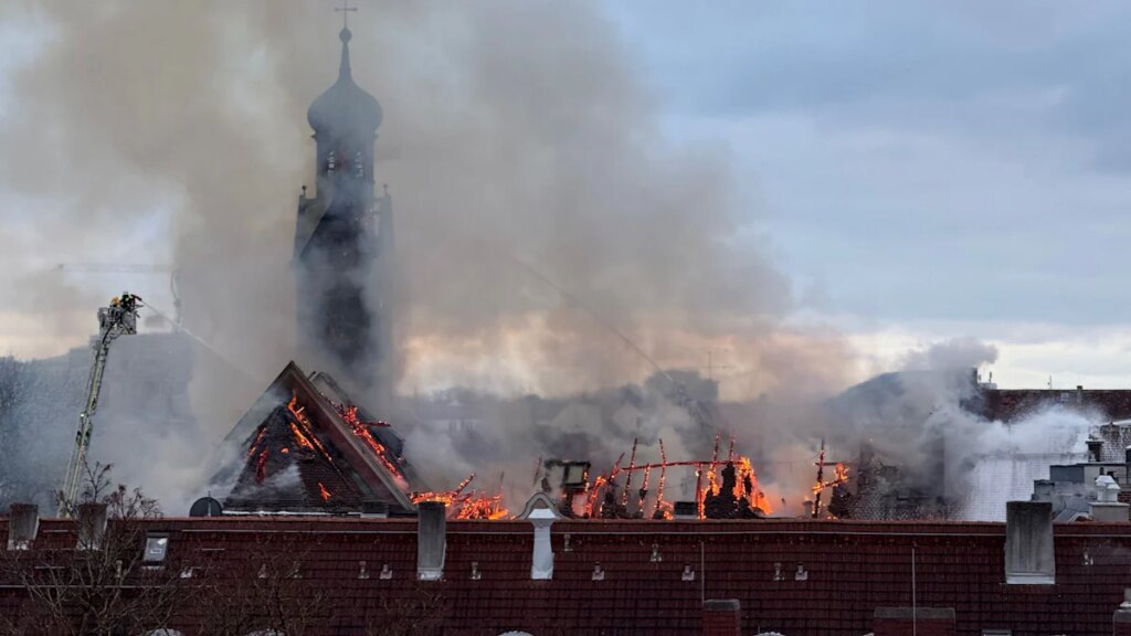 Feuerwehr rettet Senioren: 15 Verletzte nach Großbrand in Altenheim