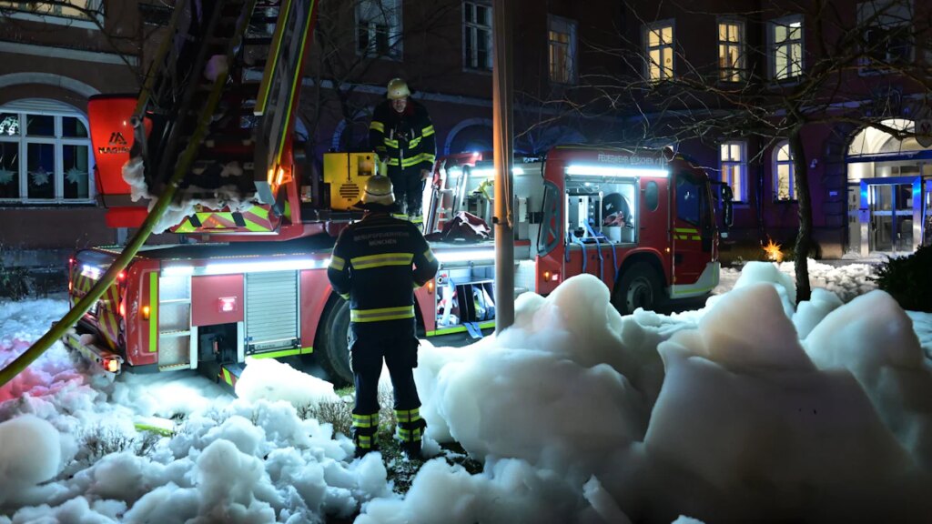 Feuerwehreinsatz in München: Großbrand im Altenheim Vincentinum: 15 verletzte Bewohner