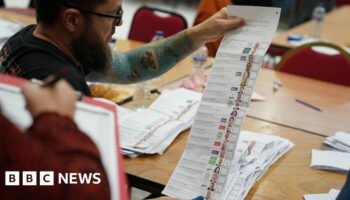 Fianna Fáil leads close Irish general election count