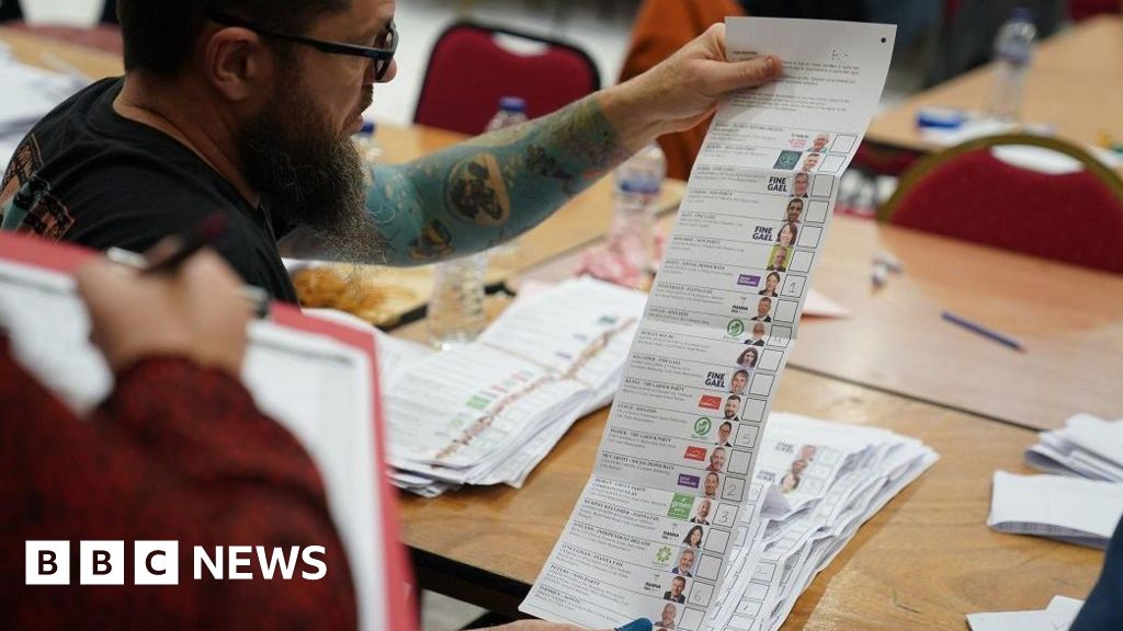 Fianna Fáil leads close Irish general election count