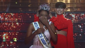 Francia elige a su miss más mayor, la primera de la isla caribeña de Martinica