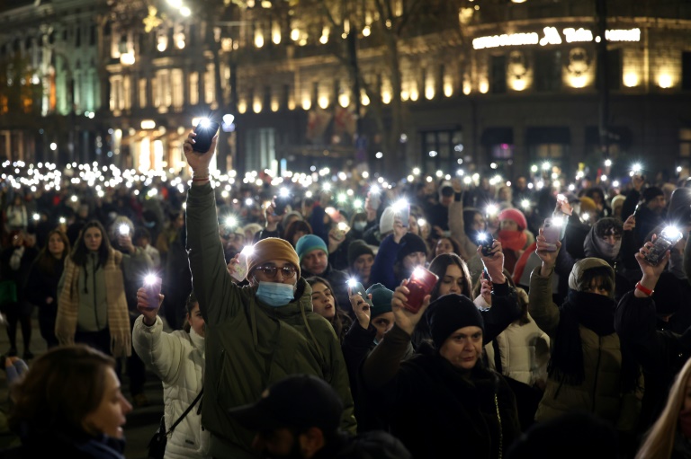 Géorgie: Des milliers de manifestants pro-UE devant le parlement