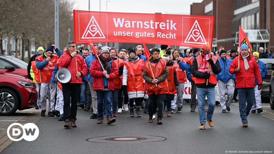 Germany: VW workers announce second strike as cuts loom