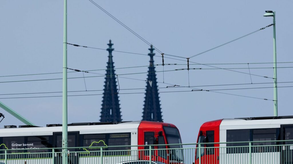 Nach einer Störung am Ebertplatz waren für mehrere Stunden nur Ersatzbusse auf zahlreichen Linien der Kölner Stadtbahn unterwegs