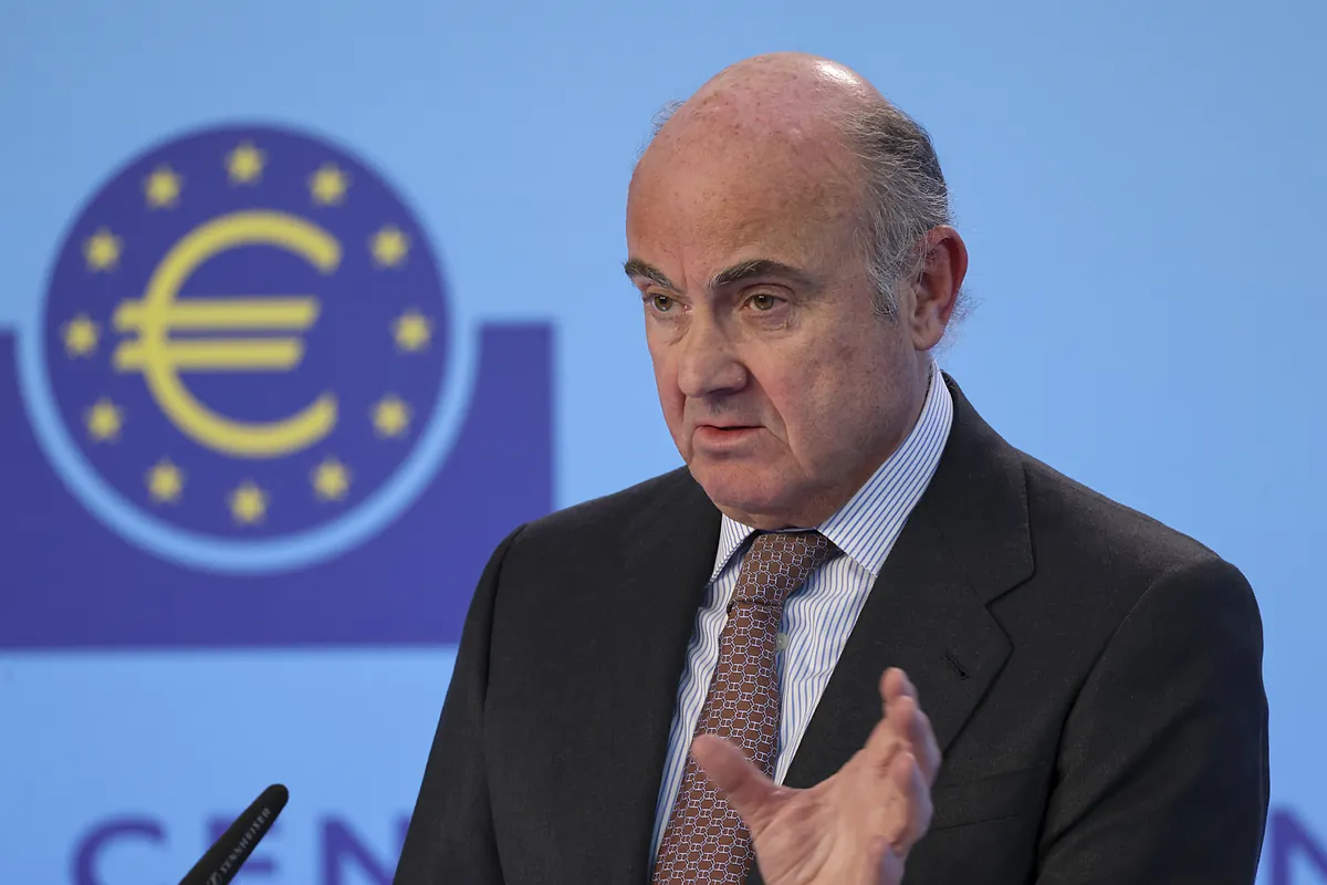 Guindos eleva el aviso del BCE sobre el impuesto a la banca en España: "Puede afectar a la solvencia de los bancos"