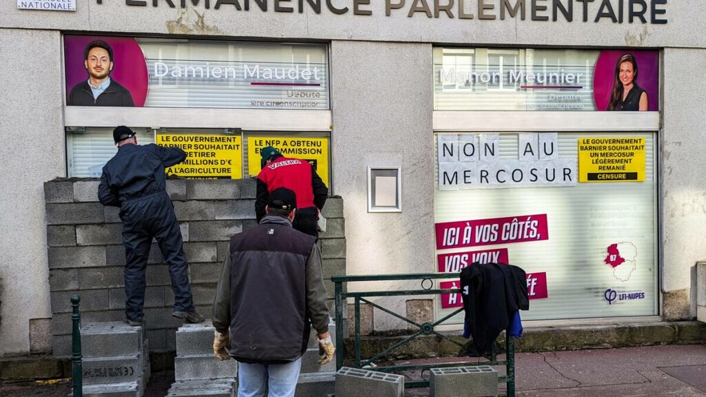 Hollande, Batho… Des agriculteurs murent des permanences de députés ayant voté la motion de censure