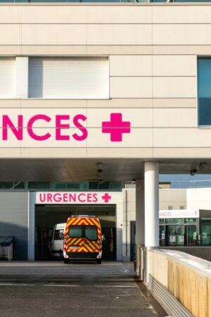 Il écrit un roman de 500 pages pendant son attente aux urgences