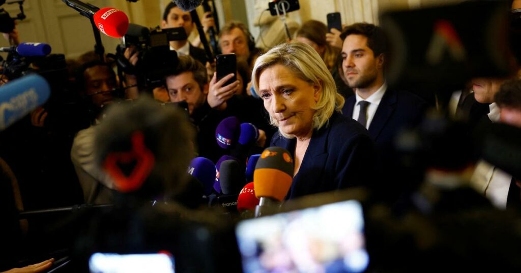 «Il n’y a pas d’issue pour un gouvernement qui renoue avec le fil du macronisme»: comment Marine Le Pen a pris le chemin de la censure