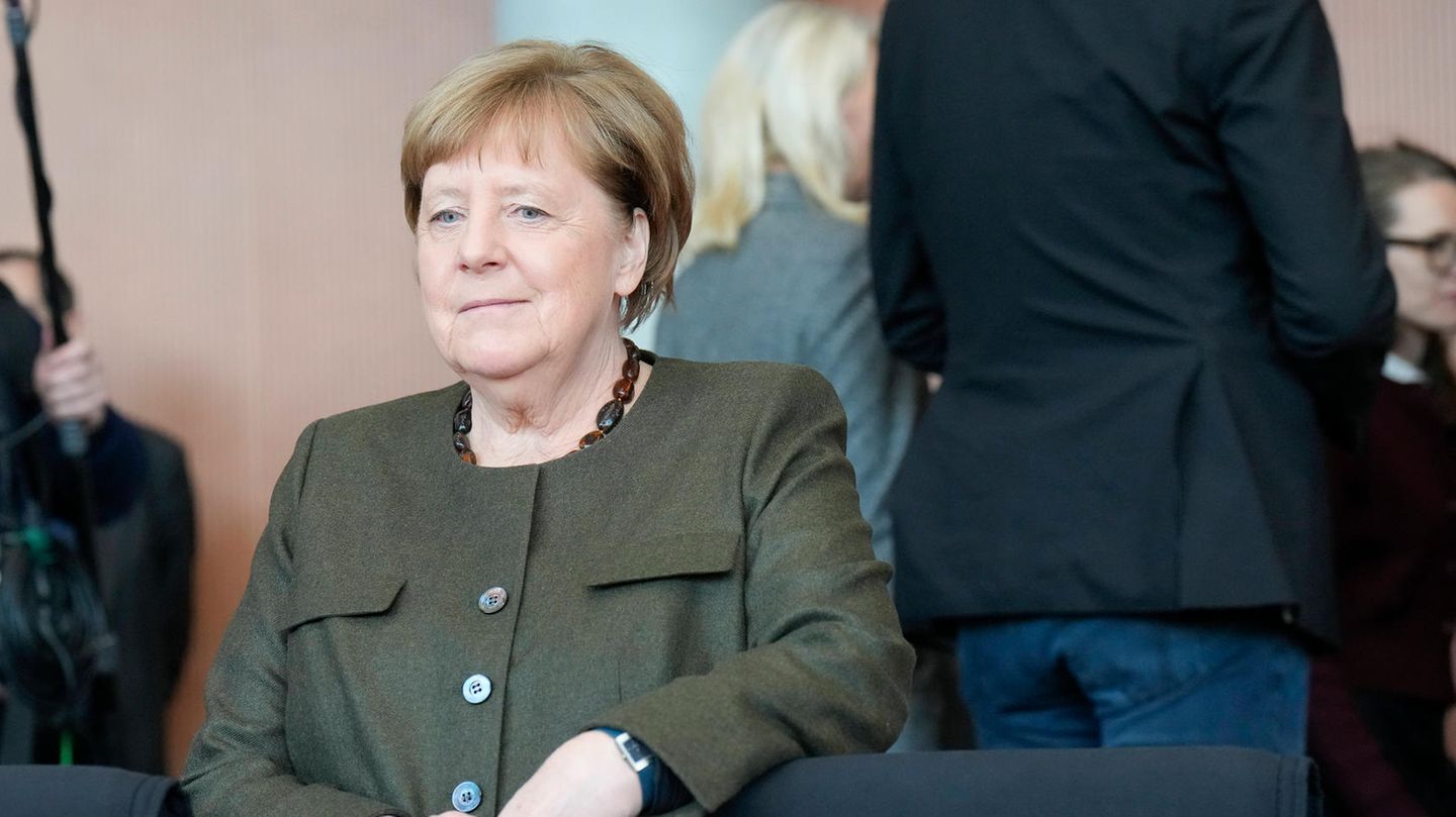 Angela Merkel im grünen Blazer im Untersuchungsauschuss