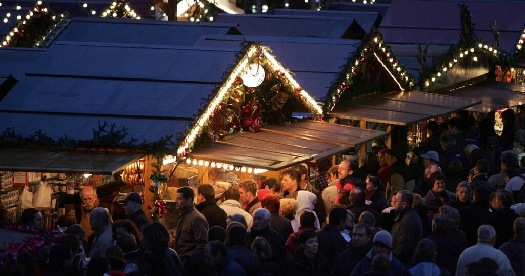 Inauthentiques, trop chers, trop fréquentés... mais pourquoi les marchés de Noël ont-ils tant de succès ?