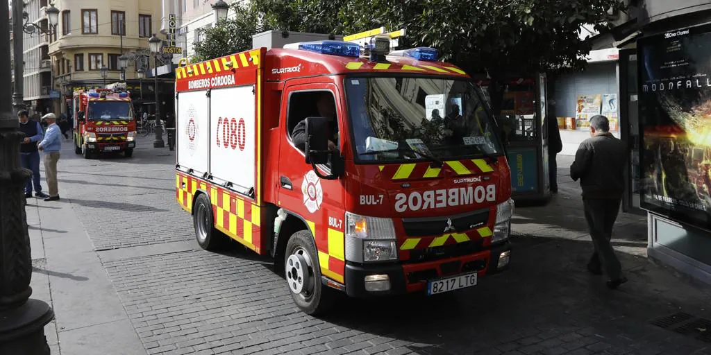 Incendio Córdoba: los bomberos tratan de apagar un fuego en una vivienda en Conquistador Benito de Baños