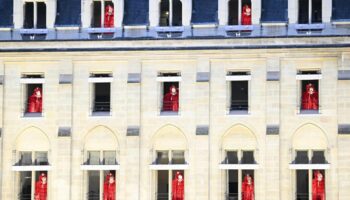 JO Paris 2024 : les costumes de la cérémonie d’ouverture mis en vente lors d’une braderie aux Puces de Saint-Ouen