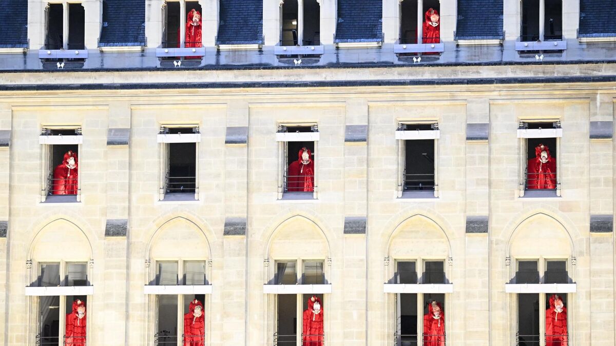 JO Paris 2024 : les costumes de la cérémonie d’ouverture mis en vente lors d’une braderie aux Puces de Saint-Ouen