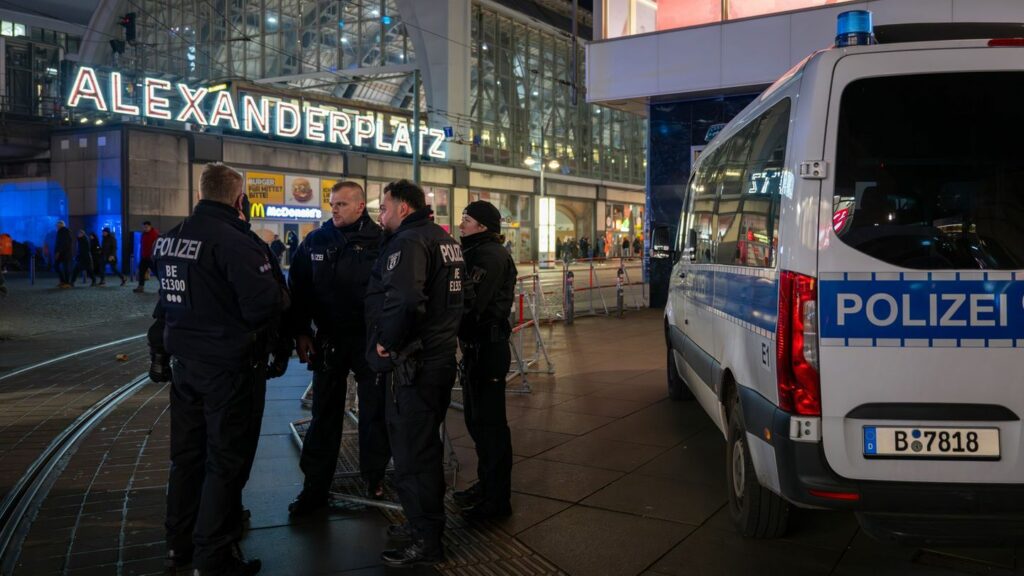 Die Polizei ist an Silvester im Großeinsatz. Foto: Soeren Stache/dpa