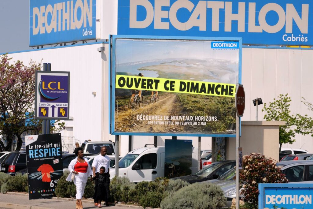 Journée de colère chez Decathlon pour de meilleurs salaires et contre le milliard d’euros versé à la famille Mulliez