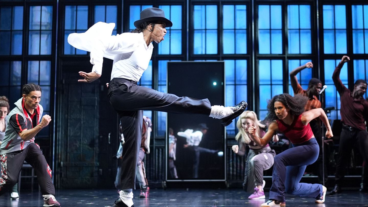 Das Musical präsentiert die größten Hits des "King of Pop". Foto: Marcus Brandt/dpa