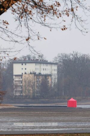 Zwei Reiter der Polizei sind nahe der Fundstelle einer Fliegerbombe in Nürnberg unterwegs. Foto: Daniel Karmann/dpa