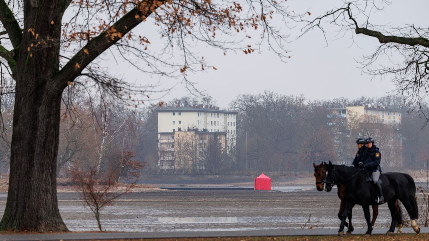 Zwei Reiter der Polizei sind nahe der Fundstelle einer Fliegerbombe in Nürnberg unterwegs. Foto: Daniel Karmann/dpa