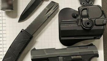 Die Bundespolizei entdeckte Schusswaffen und Messer bei einer Kontrolle. Foto: Bundespolizeidirektion Sankt Augustin/dpa