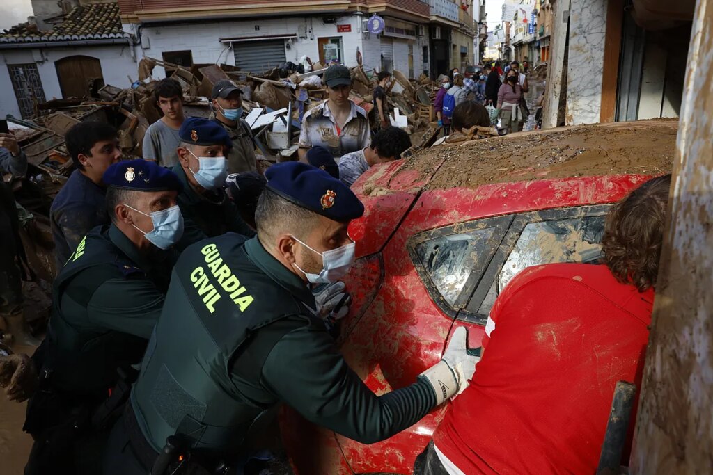 La Guardia Civil pagará hasta 80 euros por día trabajado al personal que participó en la gestión de la DANA