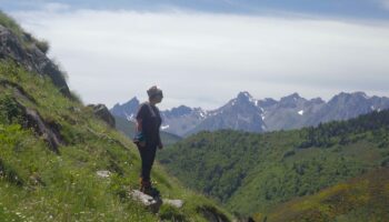 « La Vie d’en haut », sur Ushuaïa TV : dans les Pyrénées, une bergère amie des ours