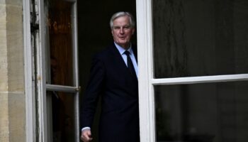 "La chute de Barnier est actée": La France au bord d'une crise politique majeure, aux conséquences "vertigineuses"