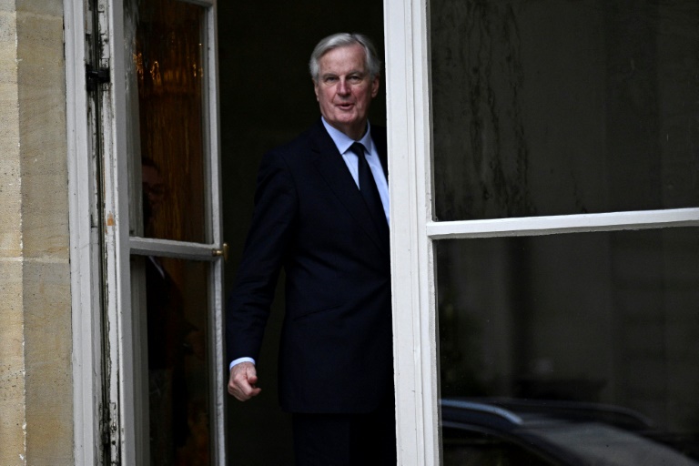 "La chute de Barnier est actée": La France au bord d'une crise politique majeure, aux conséquences "vertigineuses"