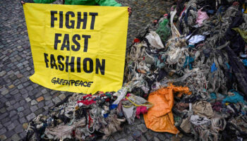 « La fast fashion, ça pue » : des odeurs nauséabondes déversées à proximité de magasins contre la surconsommation