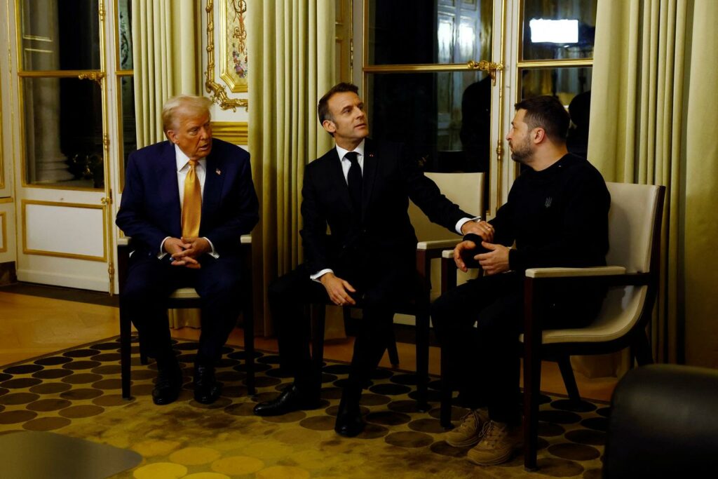 « La paix par la force est possible », dit Donald Trump, après avoir rencontré Volodymyr Zelensky et Emmanuel Macron à l’Elysée