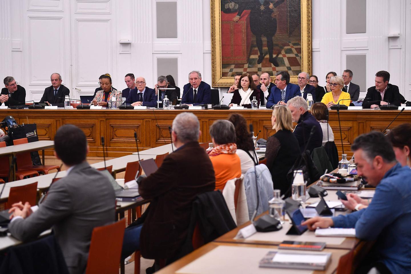 La remise en cause du non-cumul des mandats « ne saurait, à elle seule, réparer le lien de confiance avec les Français », selon Luc Rouban