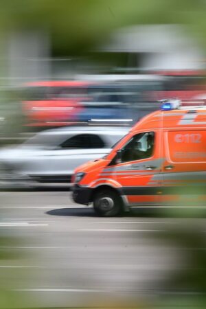 Der Rettungsdienst brachte die beiden verletzten Fahrer in Krankenhäuser. (Symbolbild) Foto: Sebastian Gollnow/dpa