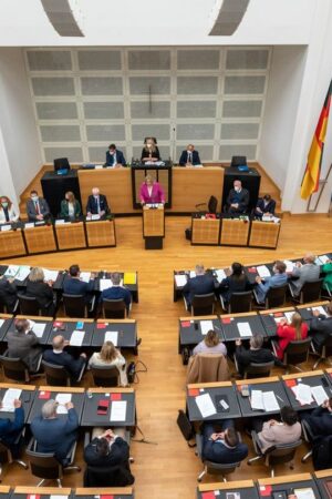 Bei einer Debatte über den Ukraine-Krieg fielen im Landtag an der Saar harte Worte. (Archivfoto) Foto: Harald Tittel/dpa