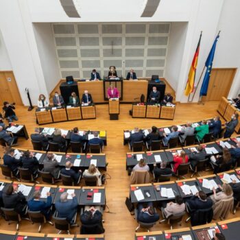 Bei einer Debatte über den Ukraine-Krieg fielen im Landtag an der Saar harte Worte. (Archivfoto) Foto: Harald Tittel/dpa