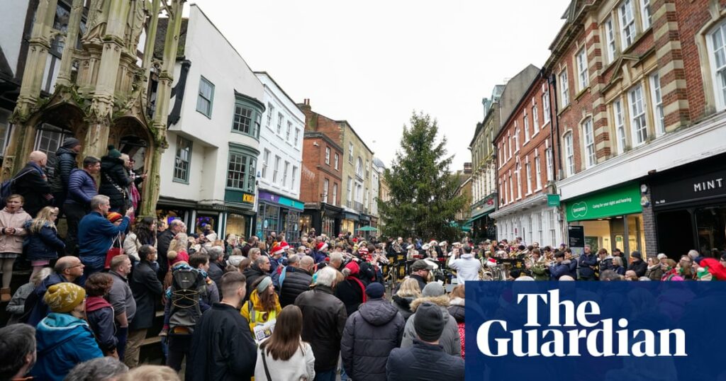 Last-minute Christmas shoppers provide boost for UK retailers