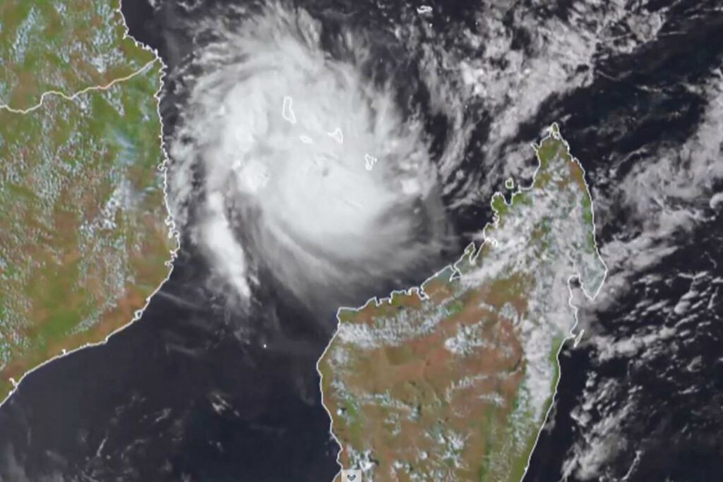 Le cyclone Chido arrive au Mozambique après avoir semé la désolation à Mayotte