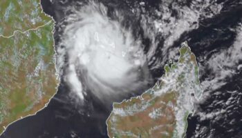 Le cyclone Chido arrive au Mozambique après avoir semé la désolation à Mayotte