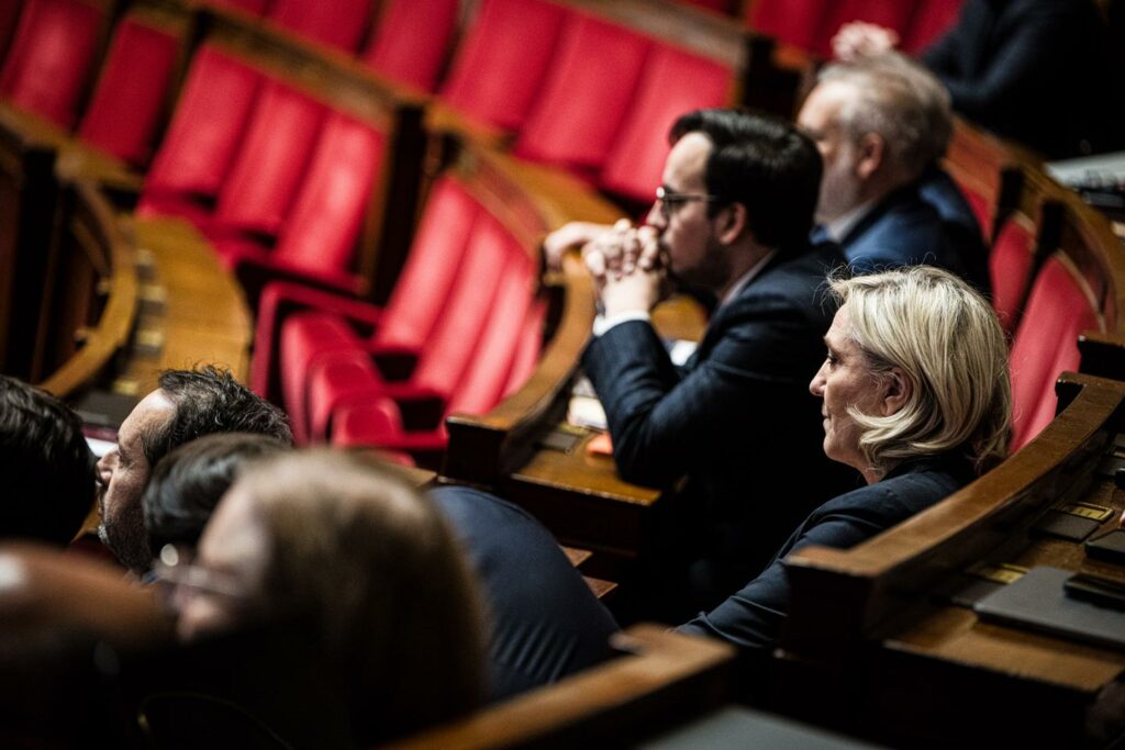 Le débat sur la démission d’Emmanuel Macron, un « poison lent » distillé par le RN