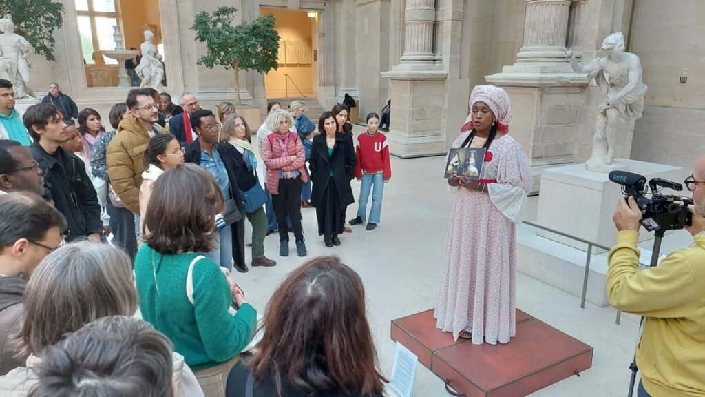 « Les Tarterêts viennent au Louvre » : onze mamans de Corbeil sur scène dans le premier musée du monde