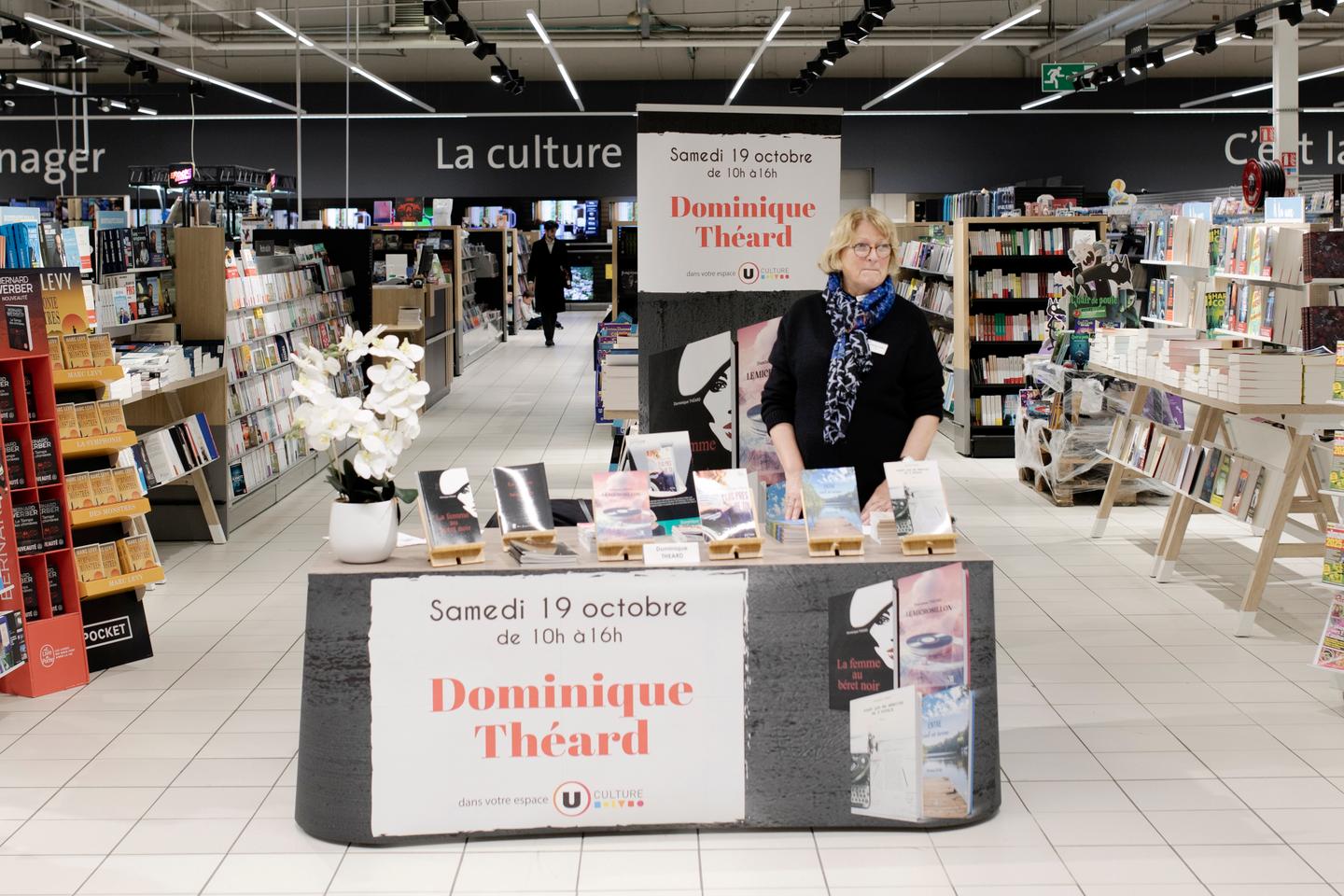 Les dédicaces d’écrivains en supermarché : « Il y a des auteurs qui se débrouillent très bien entre les rillettes et les lessives »