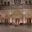 Les images de l’instant où l’archevêque de Paris a frappé avec sa crosse sur les portes de Notre-Dame pour les rouvrir