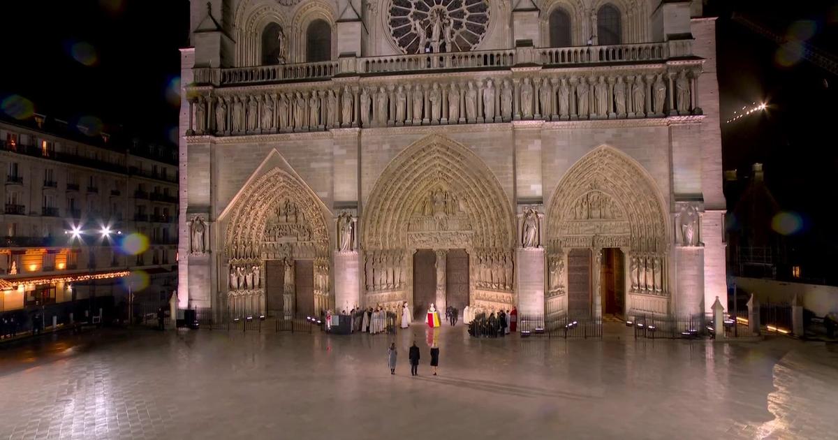 Les images de l’instant où l’archevêque de Paris a frappé avec sa crosse sur les portes de Notre-Dame pour les rouvrir