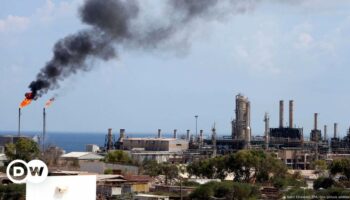 Libya: Armed clashes close key oil refinery as fires erupt