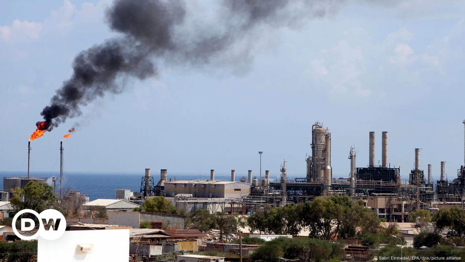 Libya: Armed clashes close key oil refinery as fires erupt