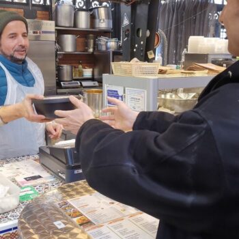 « L’objectif, c’est zéro plastique » : Paris se dote d’un premier système de consigne sur un de ses marchés