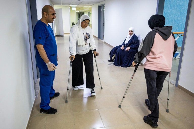 Loin de Gaza: De jeunes Palestiniens mutilés tentent de reprendre pied