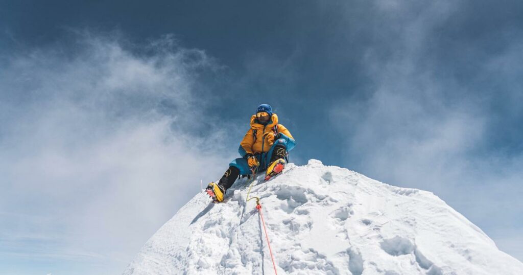 Longtemps dans l’ombre des alpinistes, comment les sherpas se réapproprient la montagne